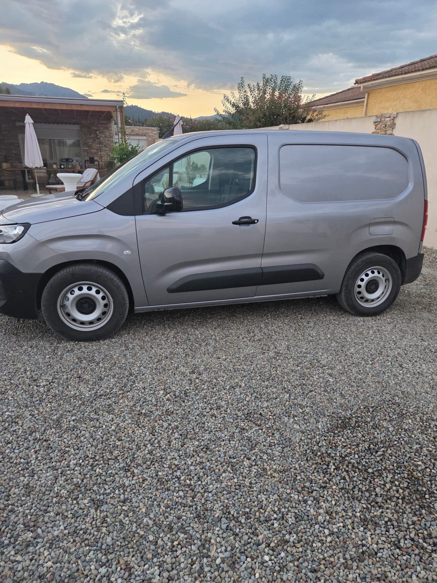 Photo de la Peugeot E Partner 2025
